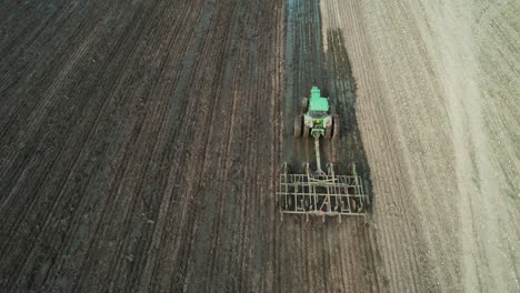 Un-Tractor-Labra-Un-Campo-Agrícola-De-Wisconsin-Después-De-Que-Un-Esparcidor-De-Estiércol-Haya-Esparcido-Estiércol-Líquido-En-El-Campo-Agrícola.