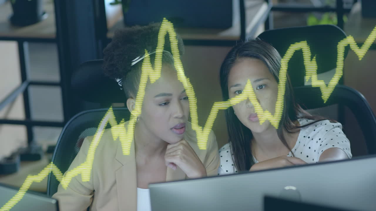 사무실에서 다양한 사업가 여성에 대한 금융 데이터 처리의 활성화