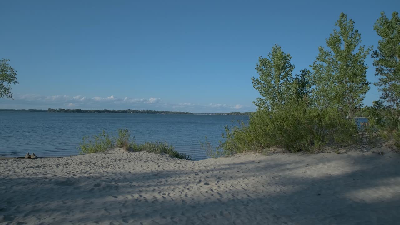 caminar sobre las dunas de arena hacia el lago ontario en bancos de arena