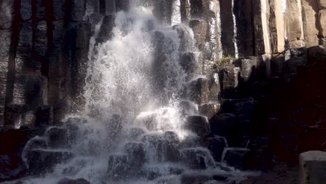cascada de la formacion geologica de prismas de basalto 2, san miguel regla, mexico