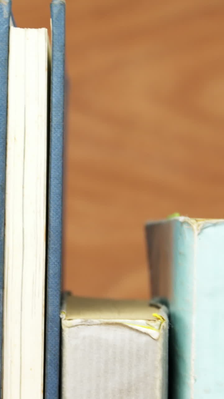 Vari libri disposti su un tavolo