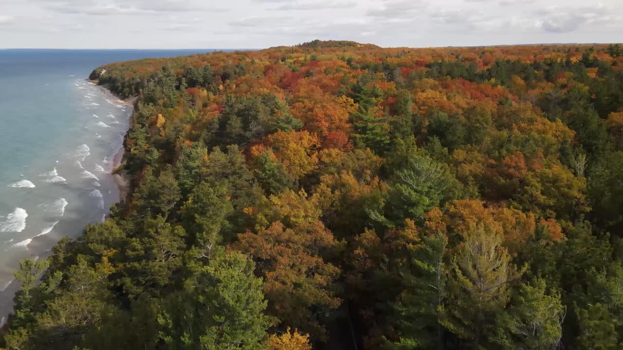 colores de otoño en el norte de michigan