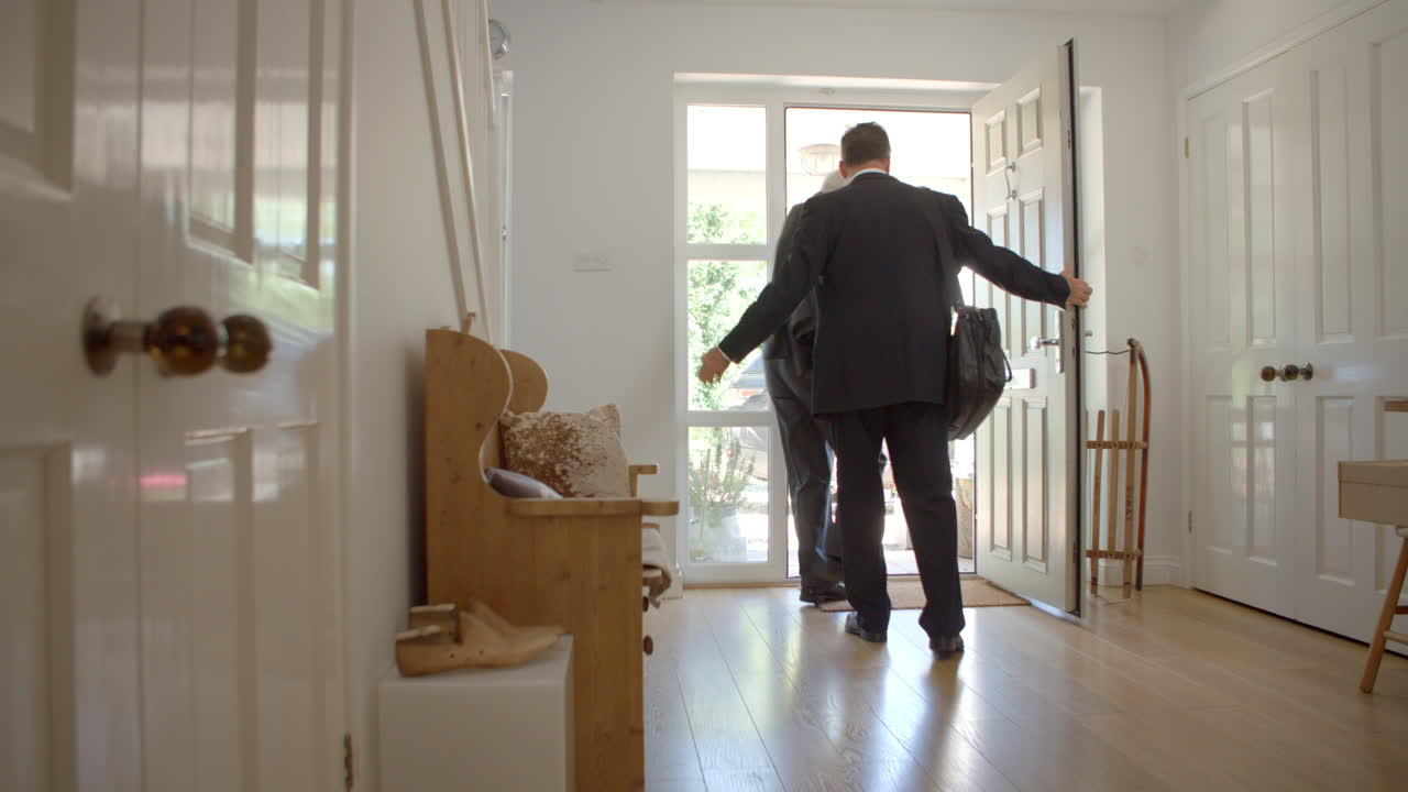 동성애 커플 이 일 을 위해 집 을 떠나는 것