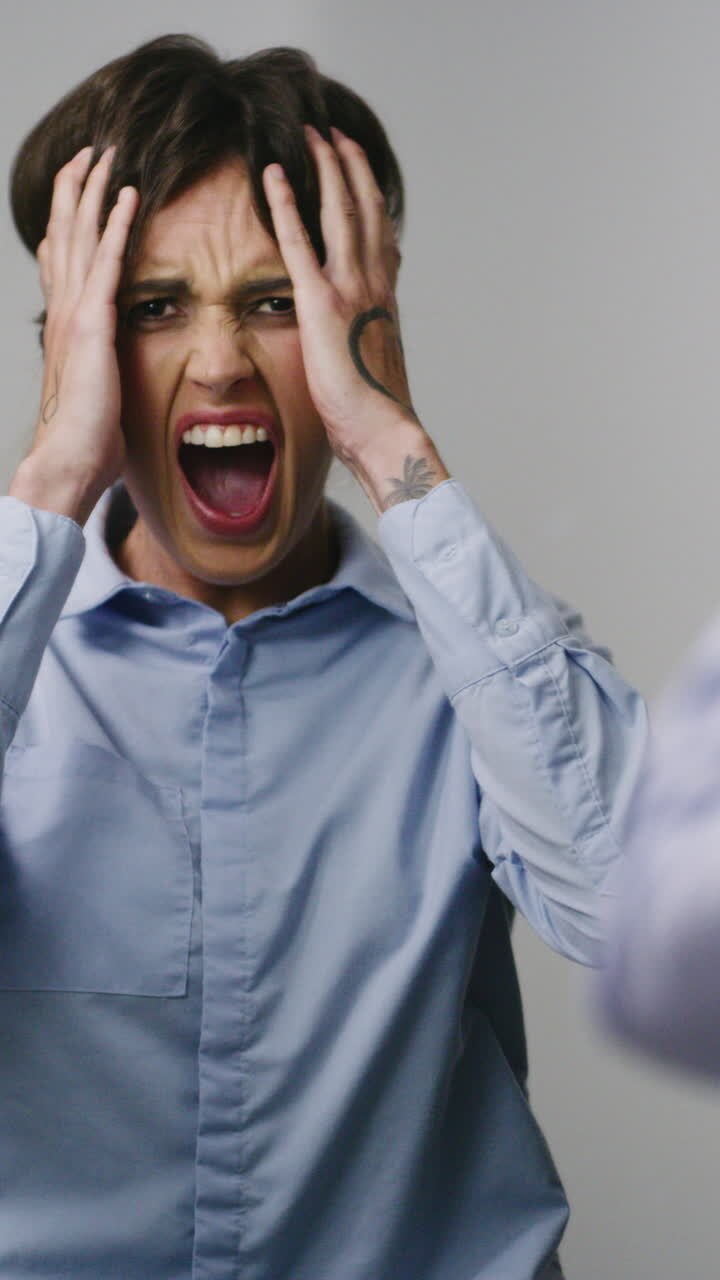 Femme stressée hurlant de frustration et de désespoir.