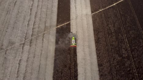 una foto de seguimiento aéreo de una cosechadora durante una cosecha de frijol de alimentación