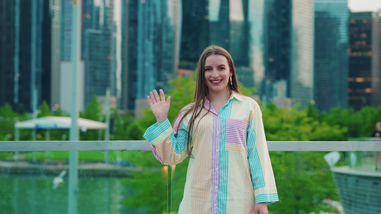 hermosa chica en chicago estados unidos extendiendo la mano, adiós, hermosa chica dice adiós y expresa emociones