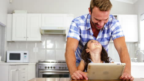 Una-Familia-Está-Mirando-Su-Tableta