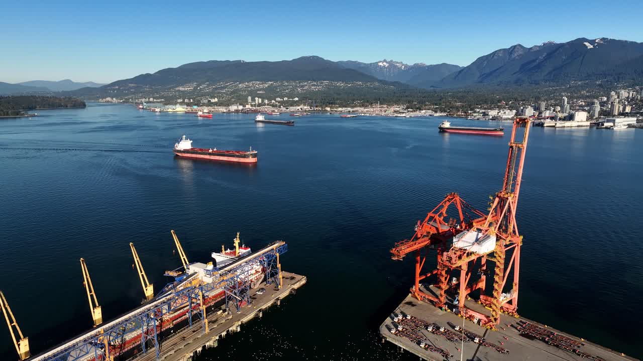 buques de carga a granel en el puerto de vancouver cerca de la terminal de contenedores