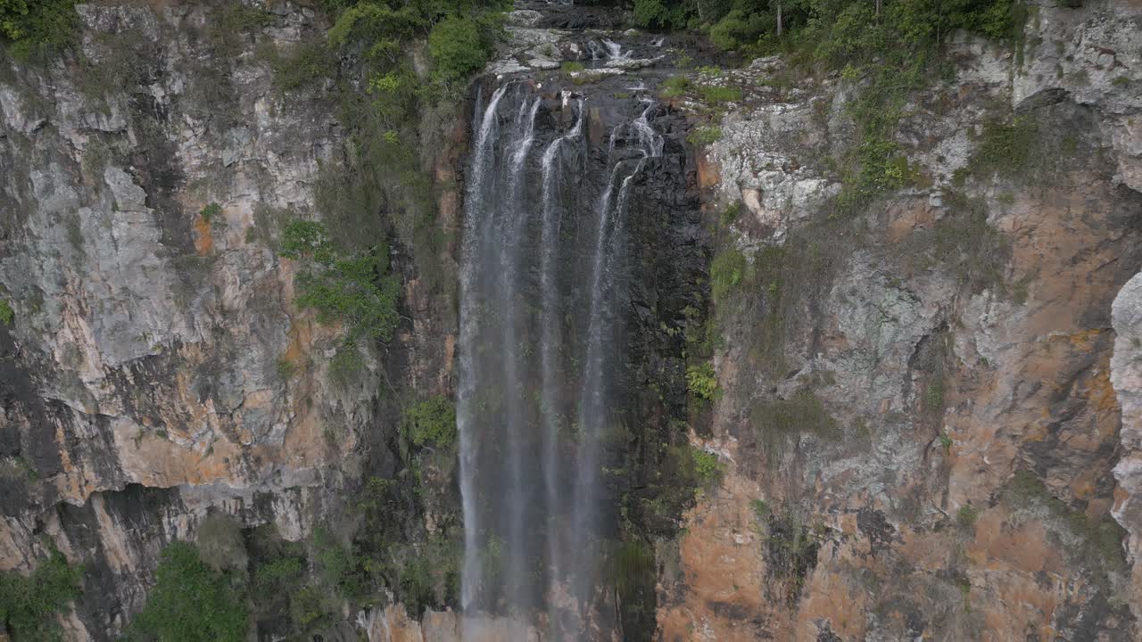 vista aérea de las cataratas purling brook en el parque nacional springbrook, interior de la costa dorada, queensland, australia