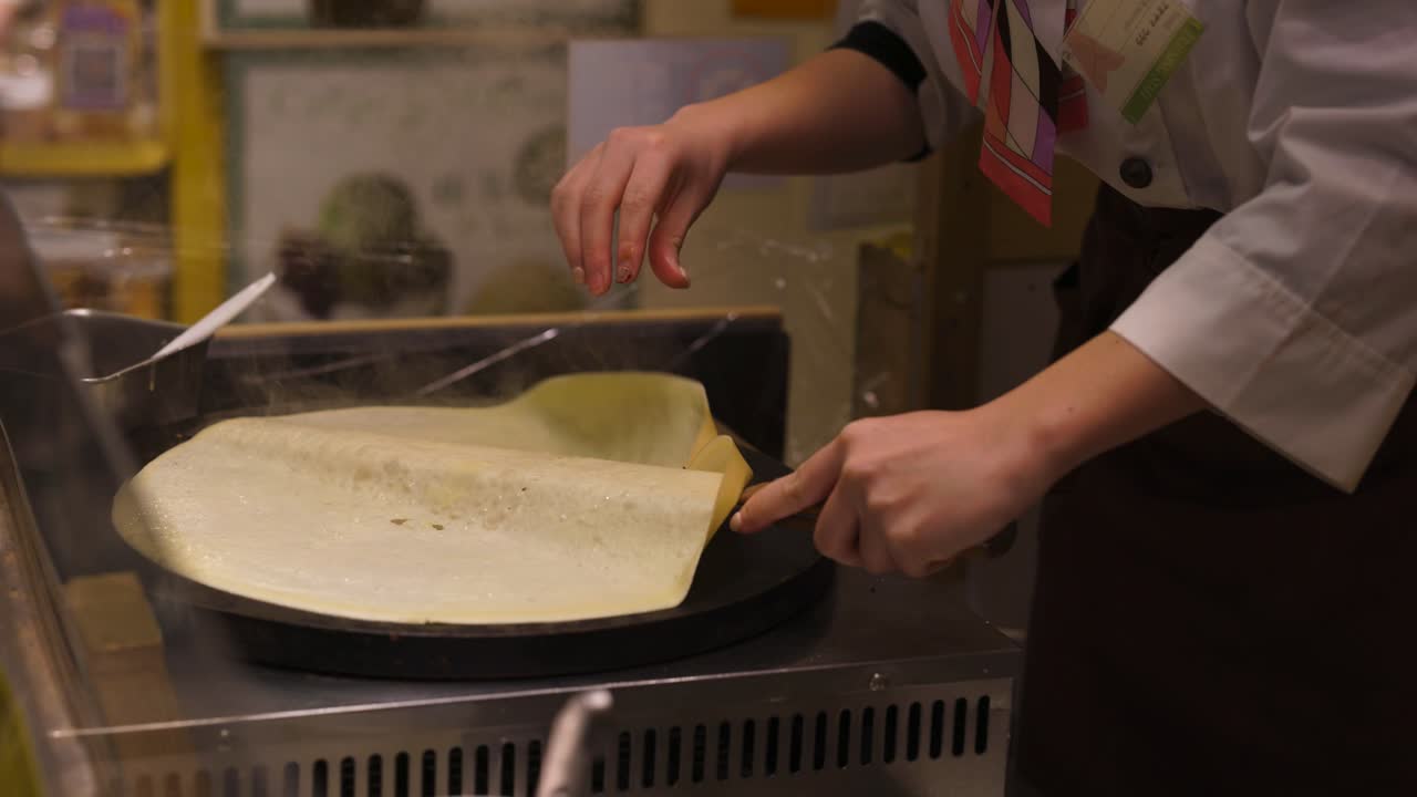 preparación secuencial de un crepe en una parrilla caliente