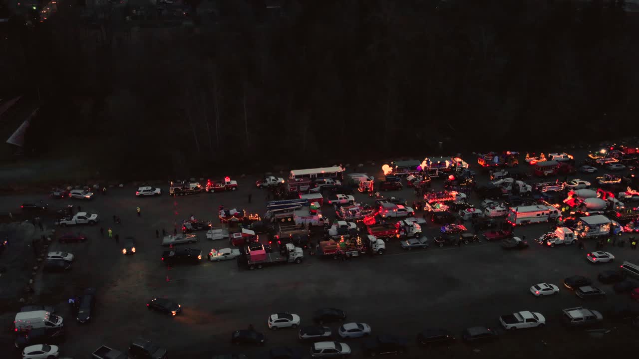 드론 4k 푸티지 크리스마스 퍼레이드 경찰 사이렌 비컨 트래픽은 어둠 속에서 자동차와 트럭으로 밤에 비행