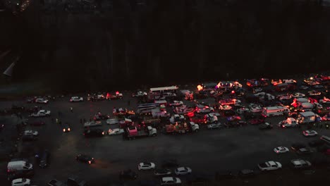 Imágenes-De-Drones-4k-Desfile-De-Navidad-Policía-Sirena-Balizas-Tráfico-Volando-Por-La-Noche-Con-Autos-Y-Camiones-En-La-Oscuridad