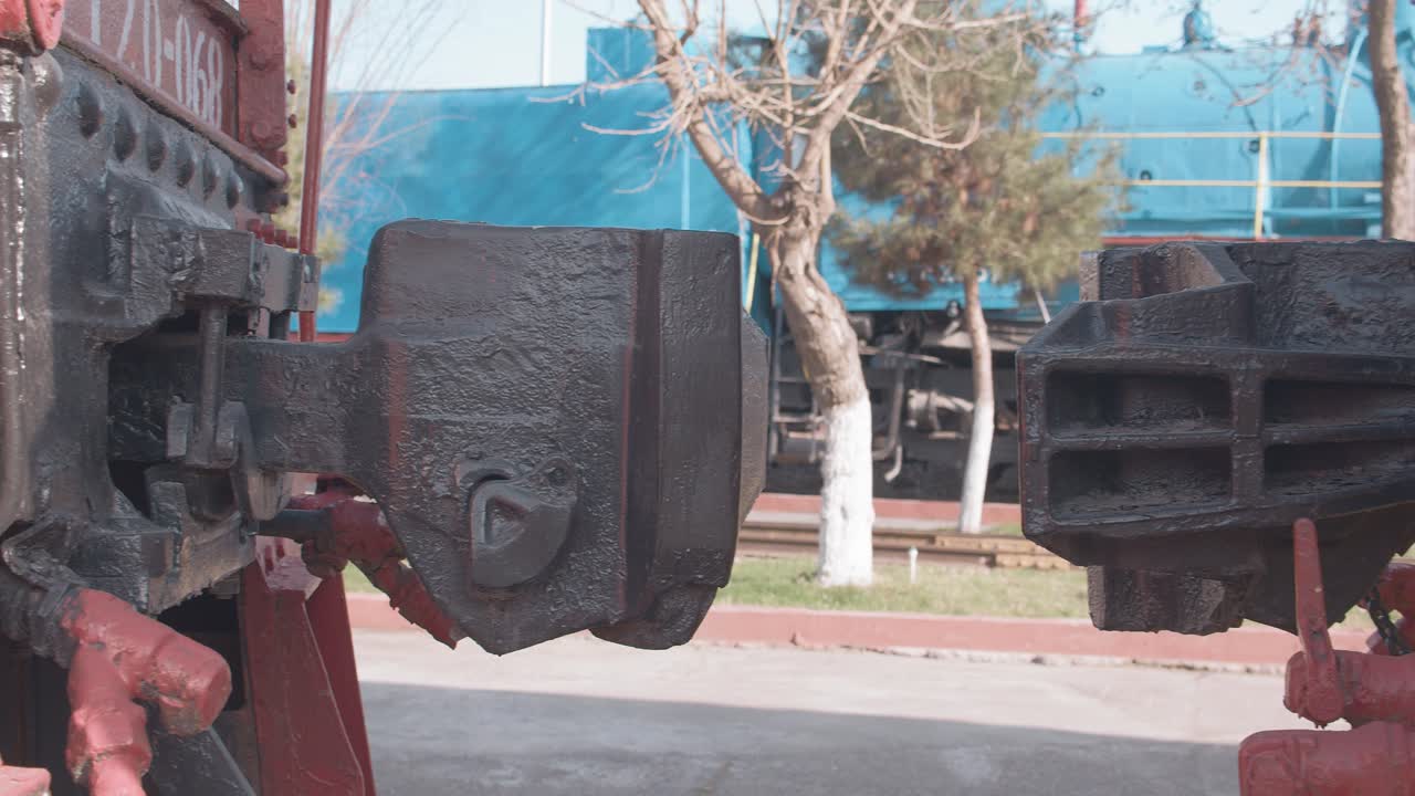 antiguo dispositivo de acoplamiento de locomotora de vapor rojo - enganche de remolque