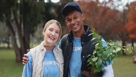 voluntarios felices plantando un árbol en un parque