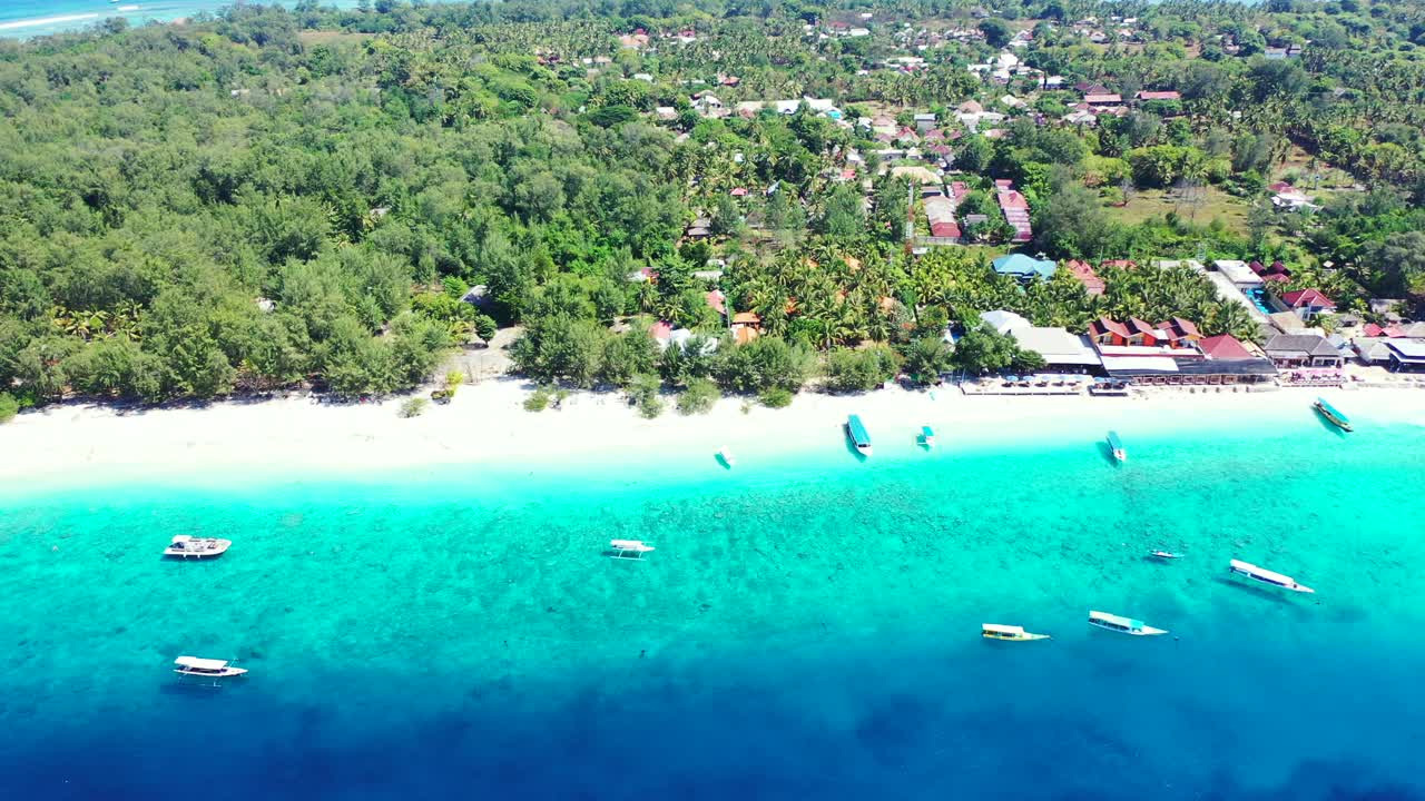 Filippine, splendida spiaggia paradisiaca di sabbia bianca, acqua di mare cristallina color turchese sull'isola con palme e resort di lusso, sfondo aereo con spazio per il testo.