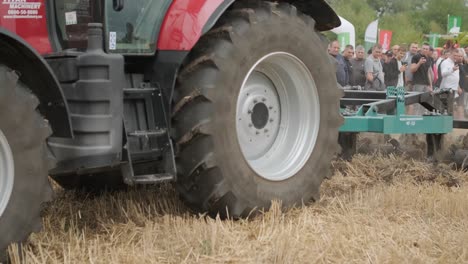 demostración de maquinaria agrícola en una exposición. los tractores operan en el campo, mostrando sus capacidades y rendimiento en acción
