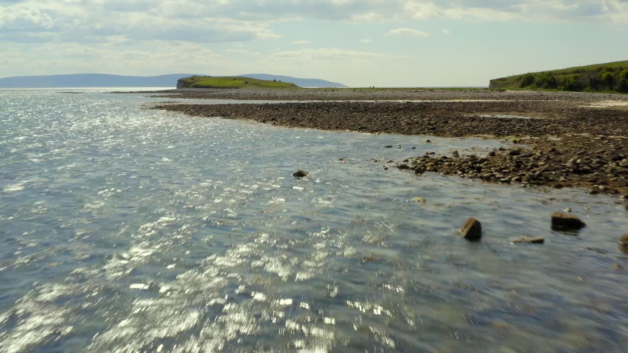 해안을 넘어 작은 절벽으로 날아가는 영화 같은 조감도