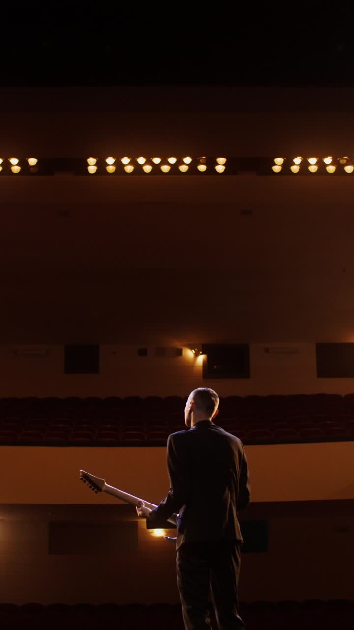 Chitarrista sul palco in un teatro