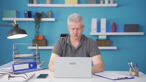 trabajador de oficina en casa esperando nerviosamente en la computadora portátil.