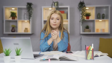una estudiante que habla motivadoramente.