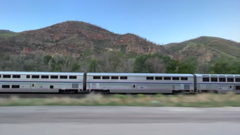 tren amtrak acelera a través del desierto travelling shot