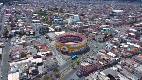 Stadtbild-Mit-Alter-Stierkampfarena-In-Ecuador_Drohnenaufnahme