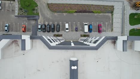 vista aérea de arriba de un edificio moderno de varios pisos, apartamentos, exterior