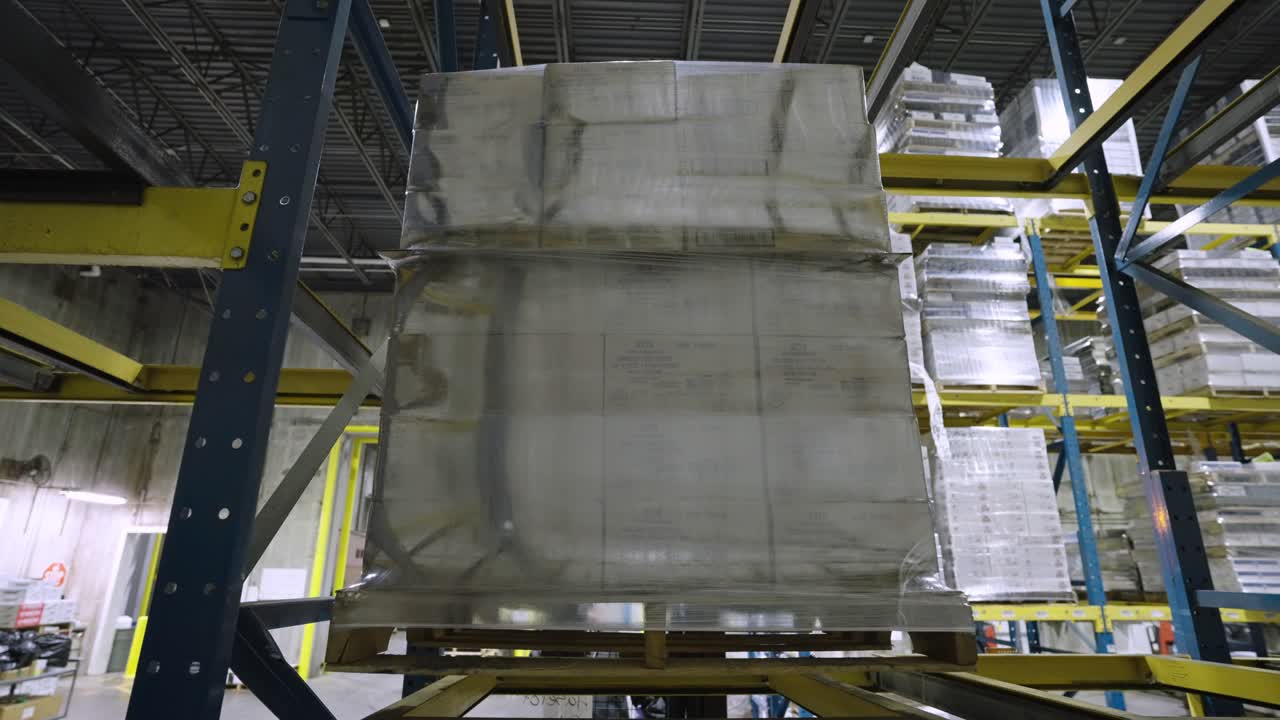 paleta de elevación de carretillas elevadoras en el estante del almacén