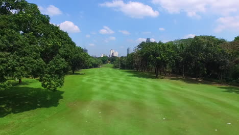 Dolly-En-Toma-Aérea-De-Un-Hermoso-Y-Soleado-Campo-De-Golf-En-Metro-Manila