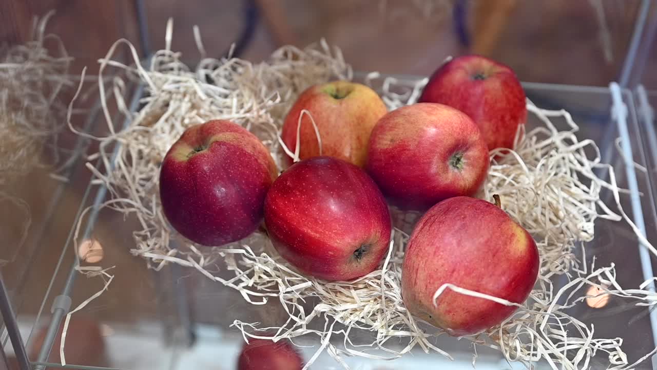 아랍 에미레이트에서 열린 걸푸드 전시회에서 사과가 전시되어 있습니다.