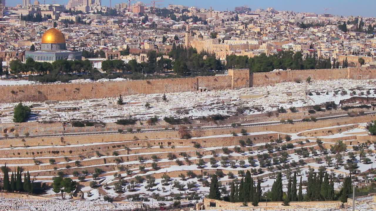 특이한 눈이 내린 후 예루살렘과 성전산이 내려다보이는 넓은 전망