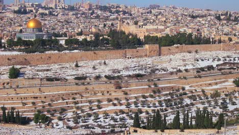 amplia vista de jerusalén y el monte del templo después de una nevada inusual