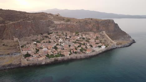 Griechenland-Touristenattraktion-Stadt-Monemvasia.-Abendeinstellung