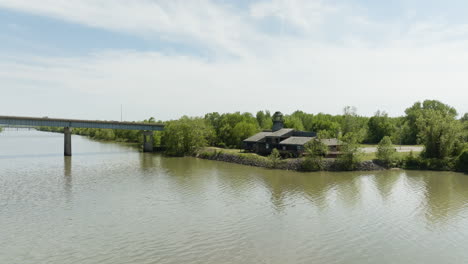 Vista-Serena-Del-Lago-Con-Arquitectura-Cerca-Del-Puente-De-La-Carretera-En-El-Parque-Lee-Creek,-Arkansas,-Ee.uu.