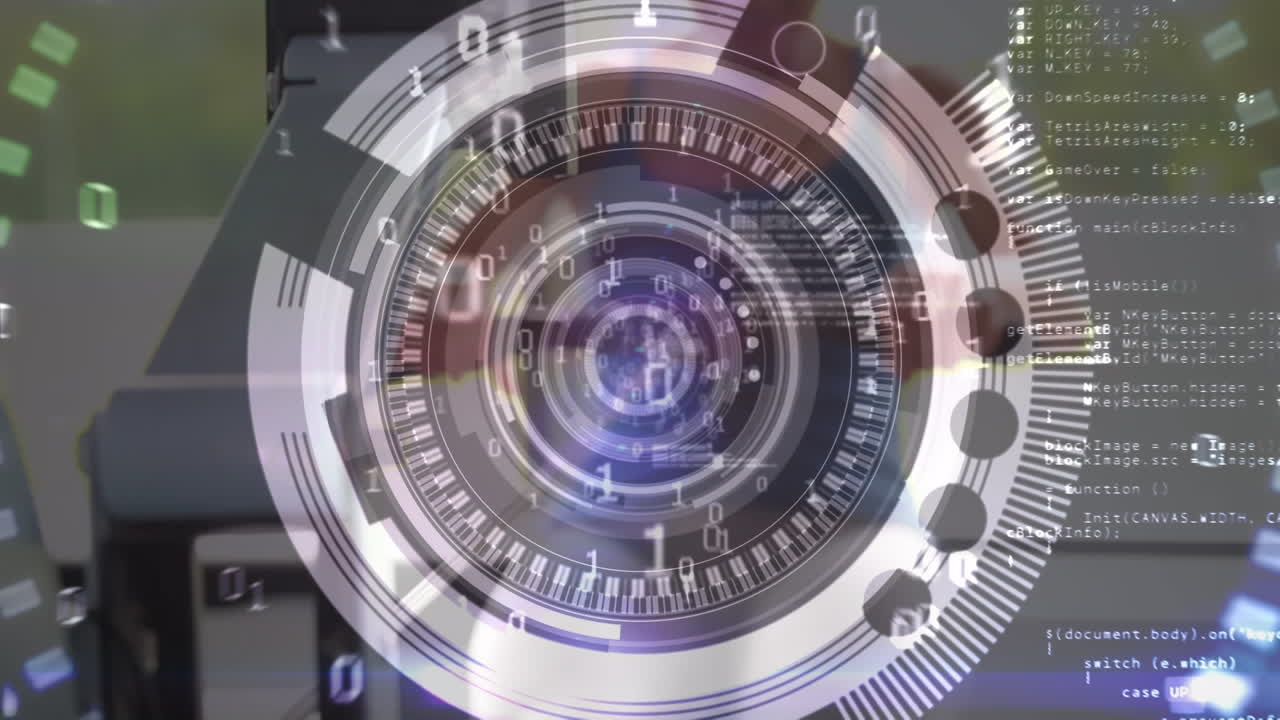 escáner redondo y procesamiento de datos contra la sección media de la mujer en forma que trabaja en el gimnasio