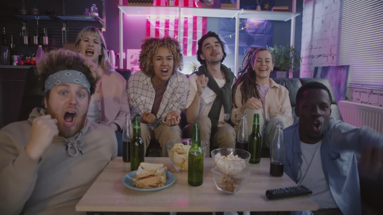 친구들이 경기를 보고 있습니다.