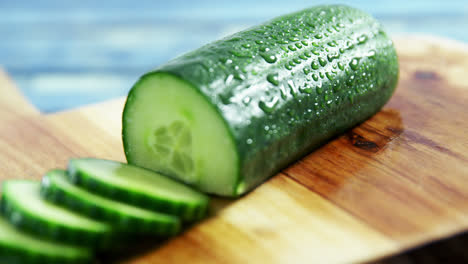 pepino en rodajas en la tabla de cortar