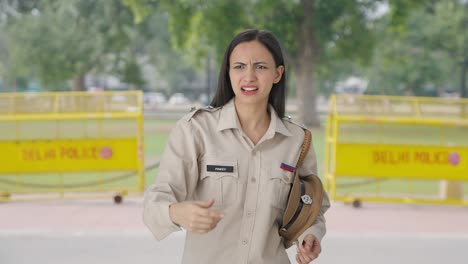 Mujer-Policía-India-Enojada-Llamando-A-Alguien