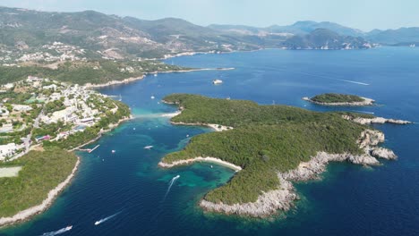 Syvota-Küste,-Insel-Und-Dorf-In-Epirus,-Griechisches-Festland---Luftaufnahme