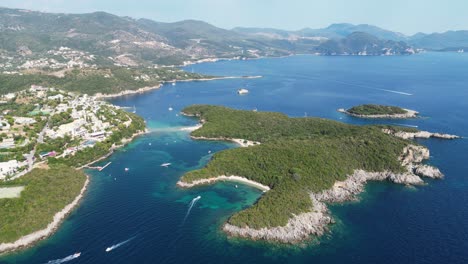 Costa-De-Syvota,-Isla-Y-Pueblo-En-Epiro,-Grecia-Continental---Antena