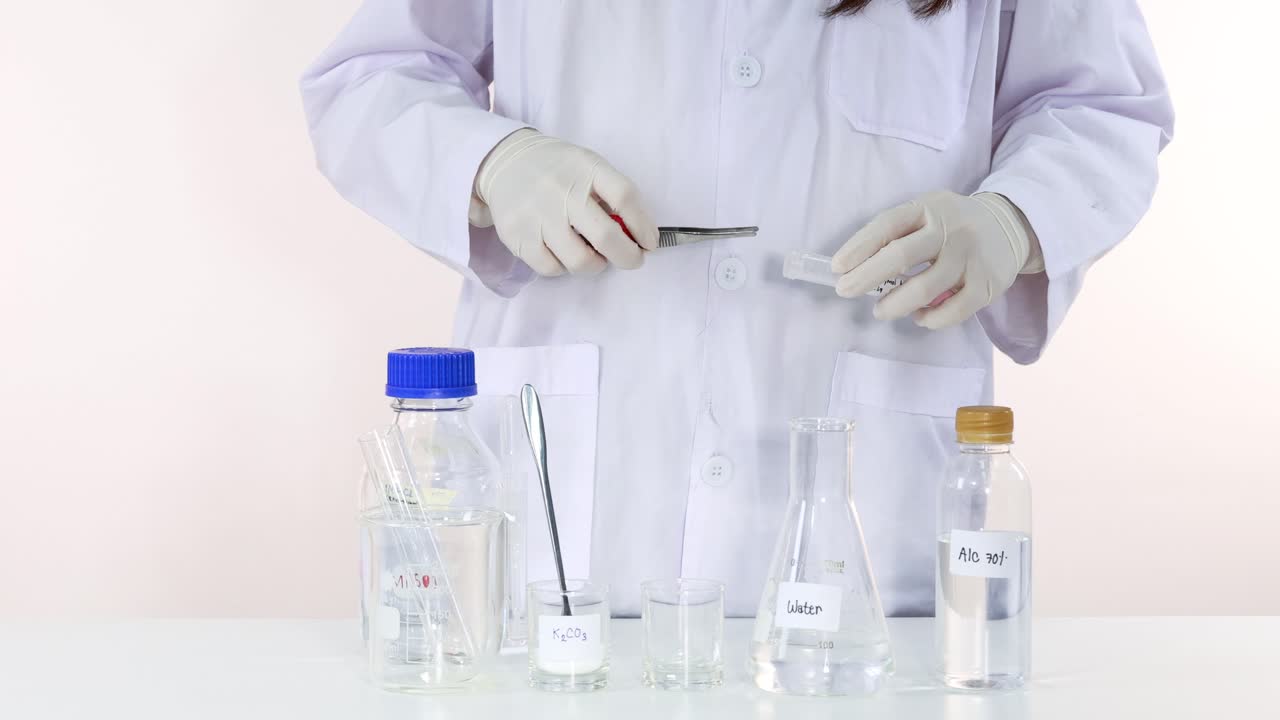 Scienziato conduce un esperimento di reazione chimica colorata