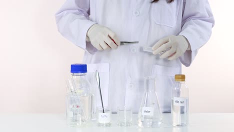 el científico lleva a cabo un colorido experimento de reacción química