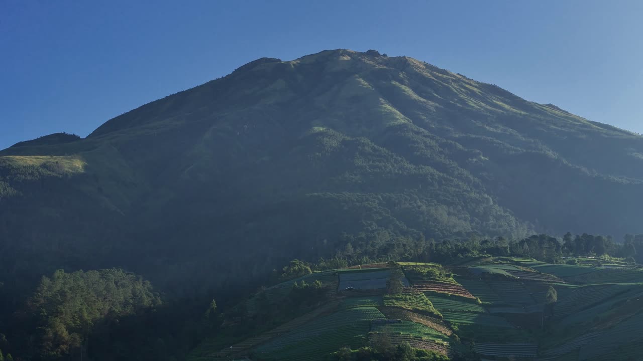 icónica montaña sumbing en indonesia, vista desde la distancia