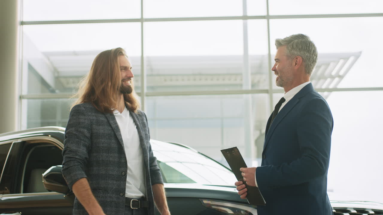 vendedor de automóviles discutiendo con un cliente en un concesionario