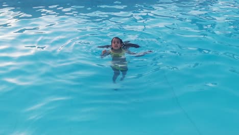 Lächelndes-Mädchen-Im-Schwimmbad,-Kind-Spielt.-Sommerferien-Oder-Kurse.-Sommer--Und-Badeaktivitäten-Für-Glückliche-Kinder-Im-Pool.