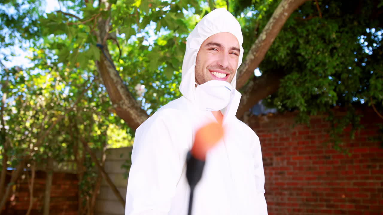 해충 방지 를 하는 사람