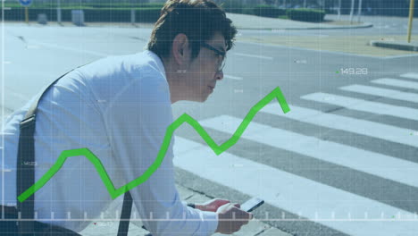 animación de la línea verde y el procesamiento de datos financieros sobre un empresario asiático que usa un teléfono inteligente