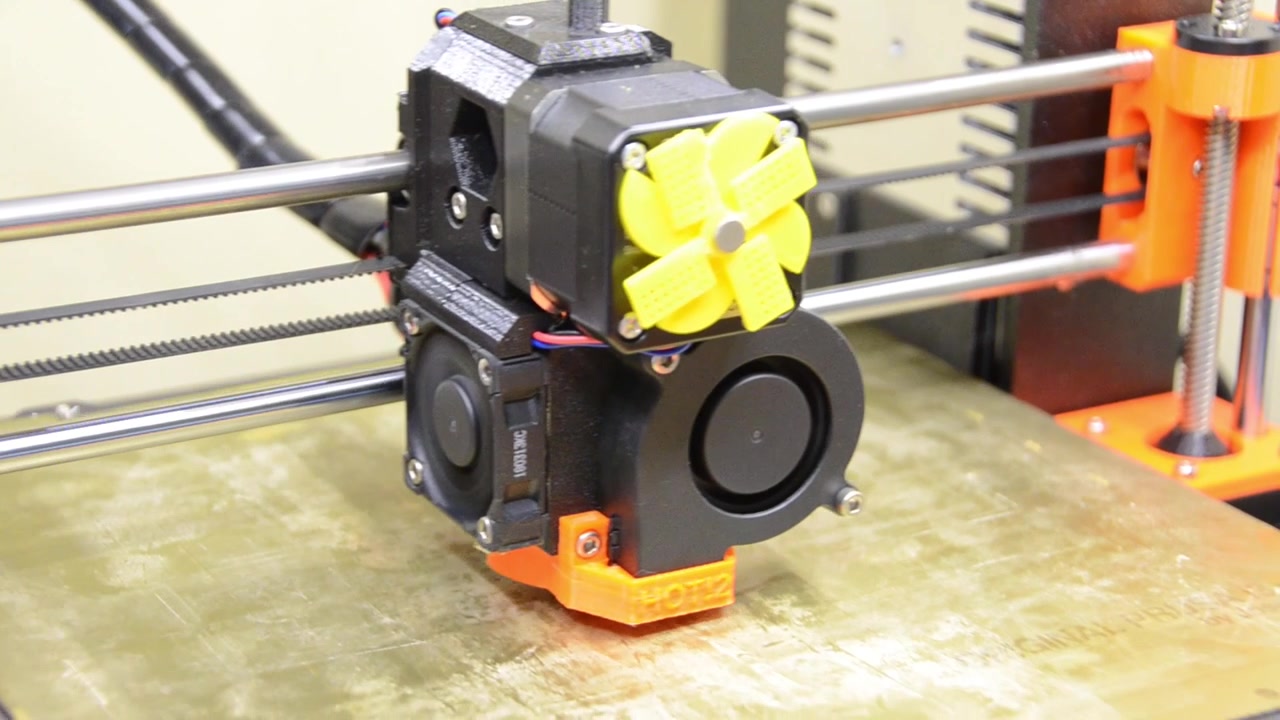 3D-printer, der printer en genstand, som viser printpladen og printhovedet bevæge sig