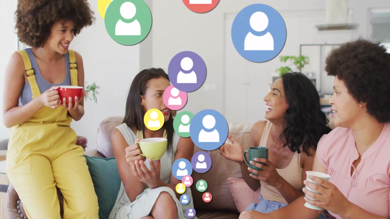 Gruppo eterogeneo di donne che socializzano a casa con icone digitali di social media