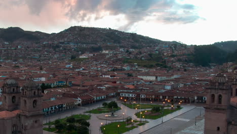 Farolas-En-La-Plaza-De-Armas---Plaza-Principal-De-Cuzco-En-El-Centro-De-La-Ciudad-De-Cusco,-Perú